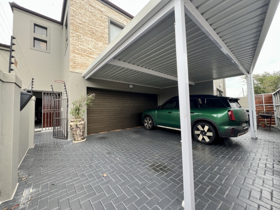 5 Bedroom Property for Sale in Parklands North Western Cape
